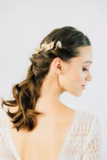 - Set of 6 bun pick who mixes hydrangea and gypsophila stabilized with golden leaves and flowers and pearls